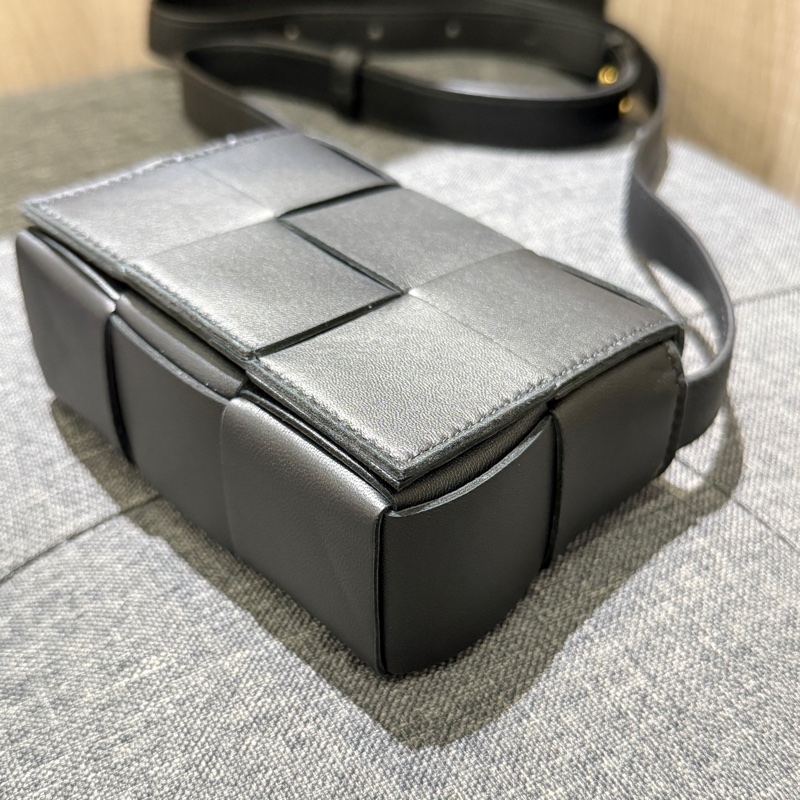 BV Candy Cassette 黑色大格全皮編織翻蓋迷你斜背包-4