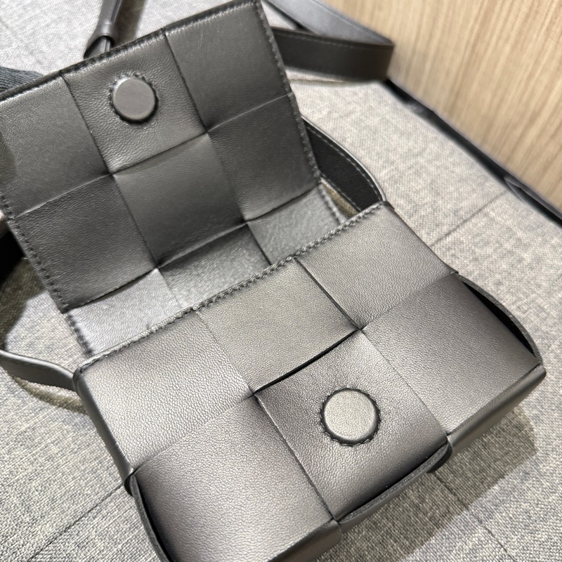 BV Candy Cassette 黑色大格全皮編織翻蓋迷你斜背包-5