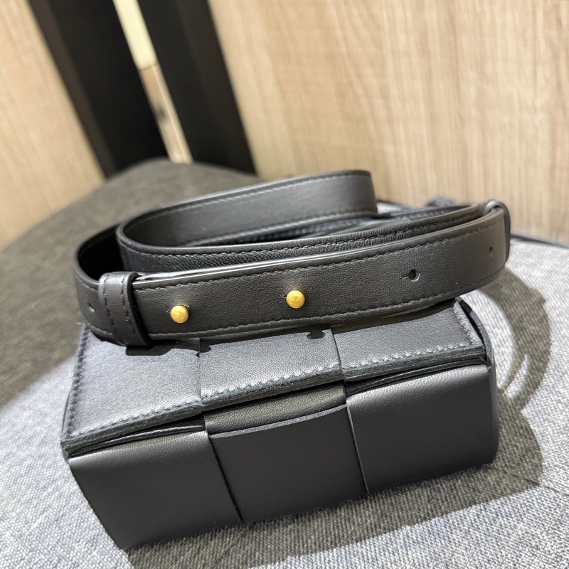 BV Candy Cassette 黑色大格全皮編織翻蓋迷你斜背包-7