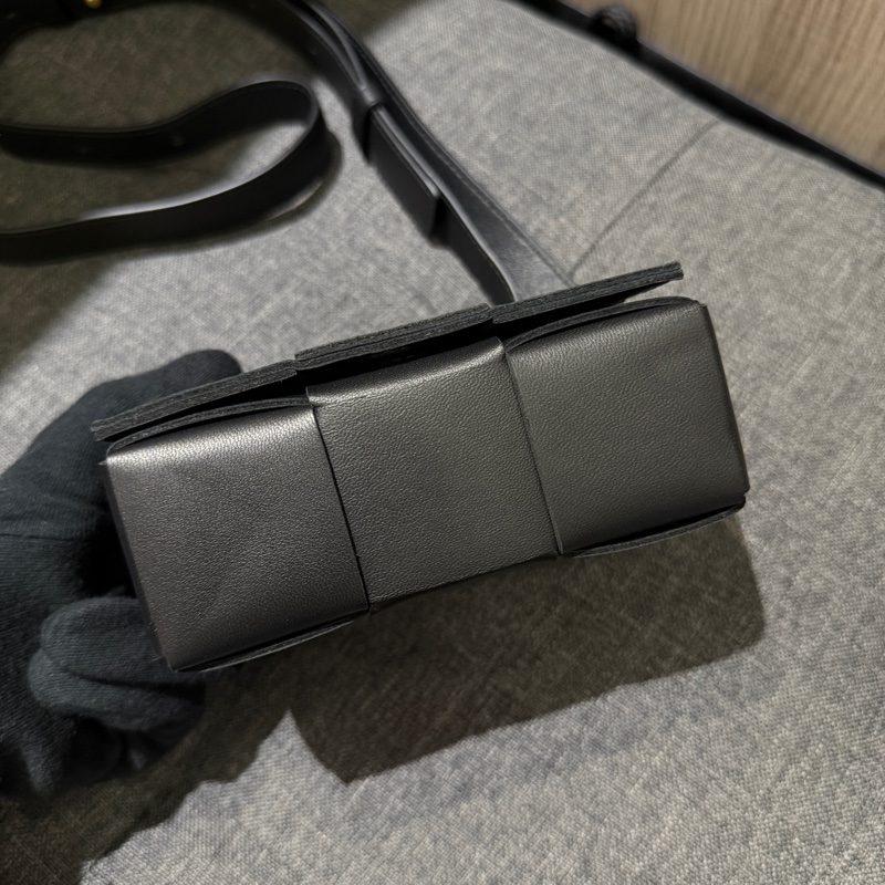 BV Candy Cassette 黑色大格全皮編織翻蓋迷你斜背包-8