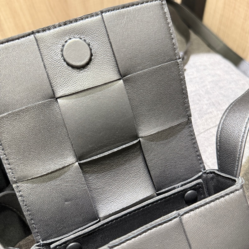 BV Candy Cassette 黑色大格全皮編織翻蓋迷你斜背包-9