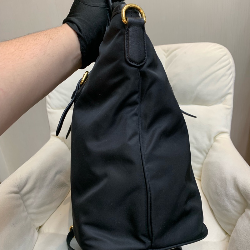 Prada 黑色降傘布料 金扣 2way 手拎斜背包 XB530-3
