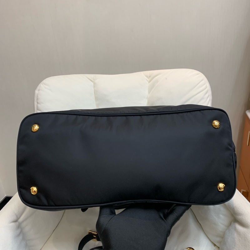 Prada 黑色降傘布料 金扣 2way 手拎斜背包 XB530-13