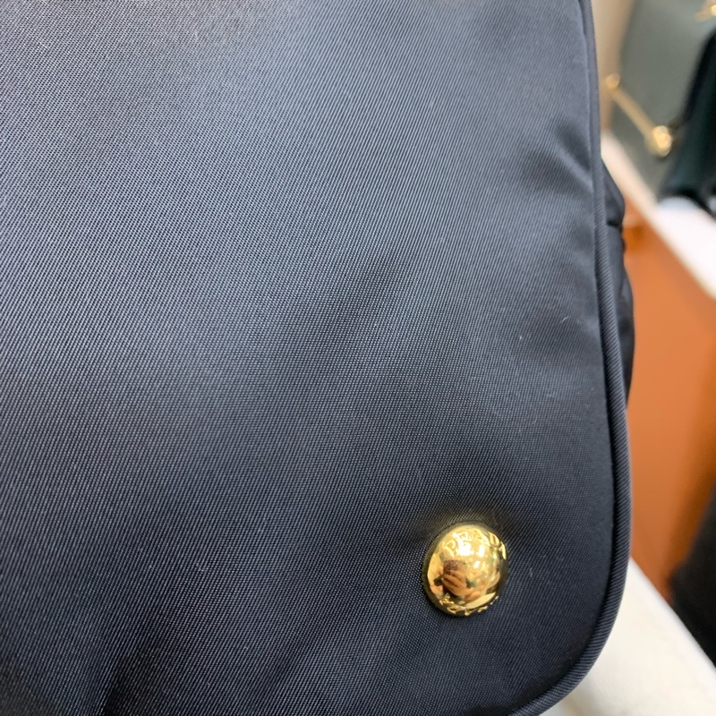 Prada 黑色降傘布料 金扣 2way 手拎斜背包 XB530-17