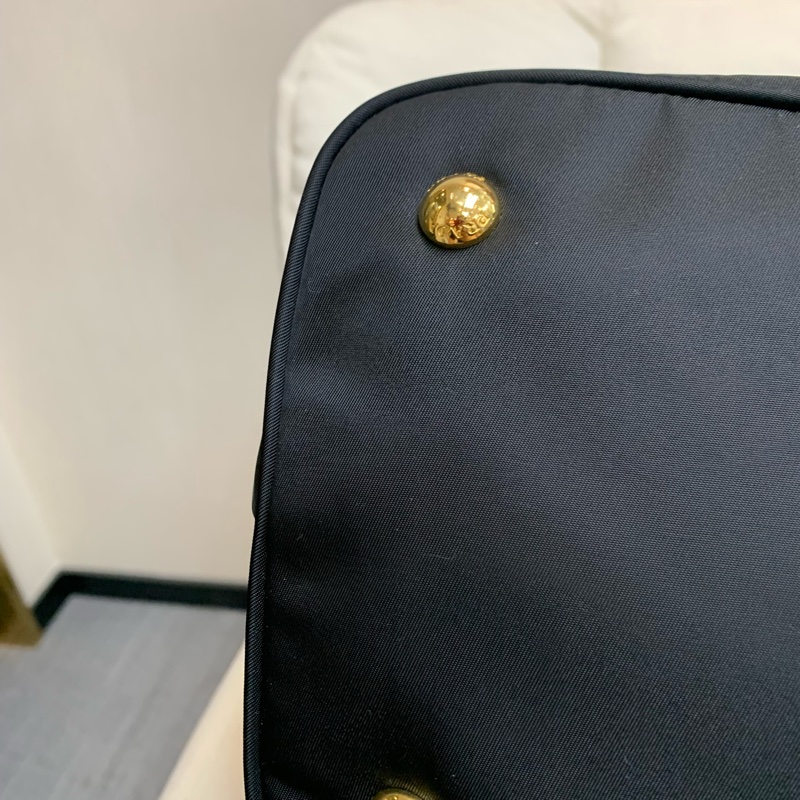 Prada 黑色降傘布料 金扣 2way 手拎斜背包 XB530-18
