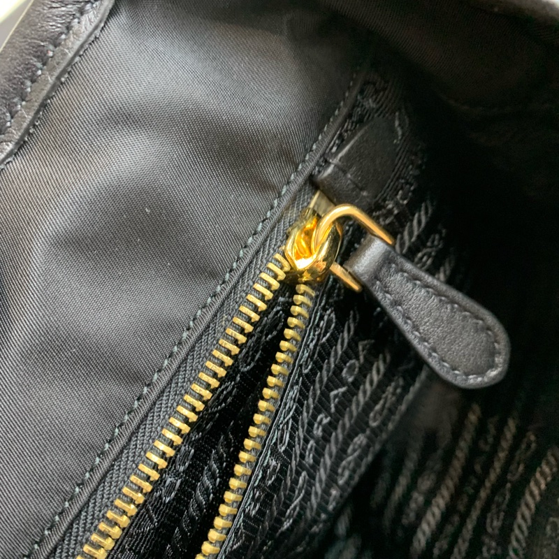 Prada 黑色降傘布料 金扣 2way 手拎斜背包 XB530-21