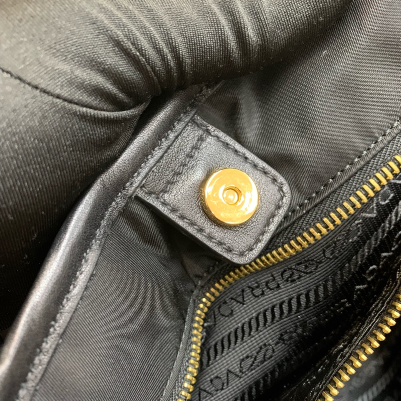 Prada 黑色降傘布料 金扣 2way 手拎斜背包 XB530-22