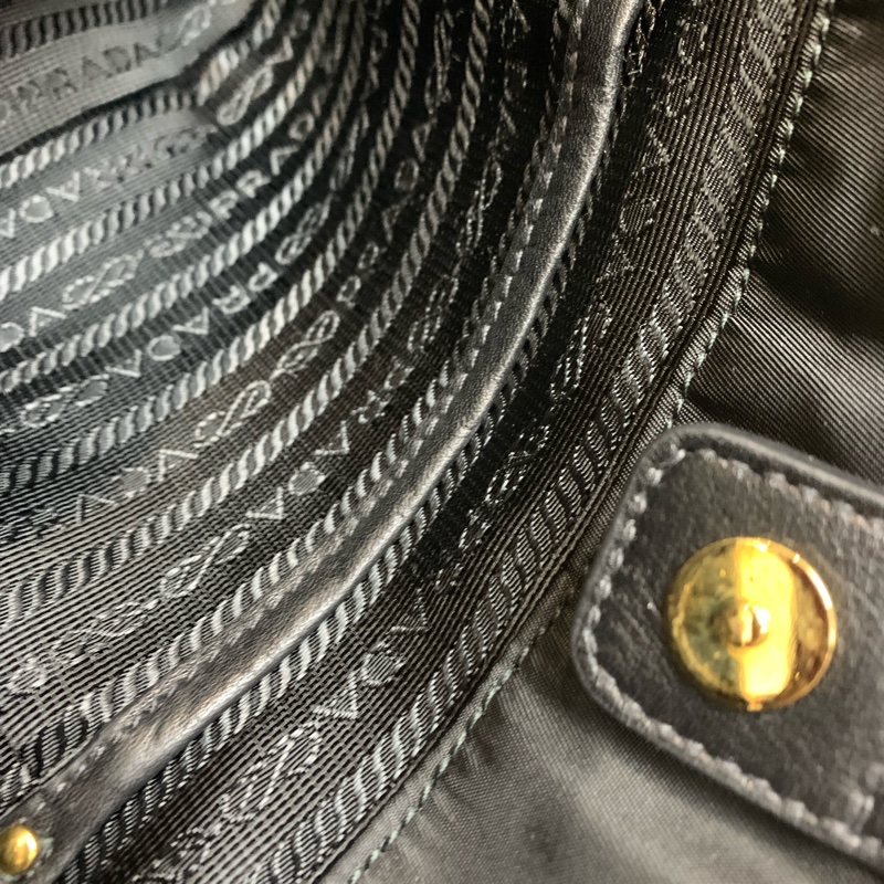 Prada 黑色降傘布料 金扣 2way 手拎斜背包 XB530-23