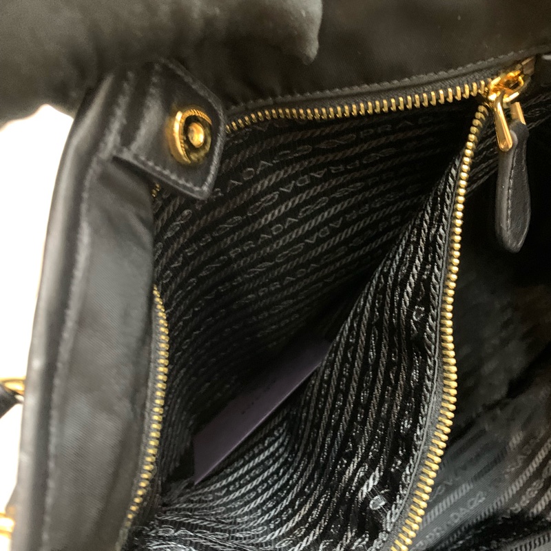 Prada 黑色降傘布料 金扣 2way 手拎斜背包 XB530-24