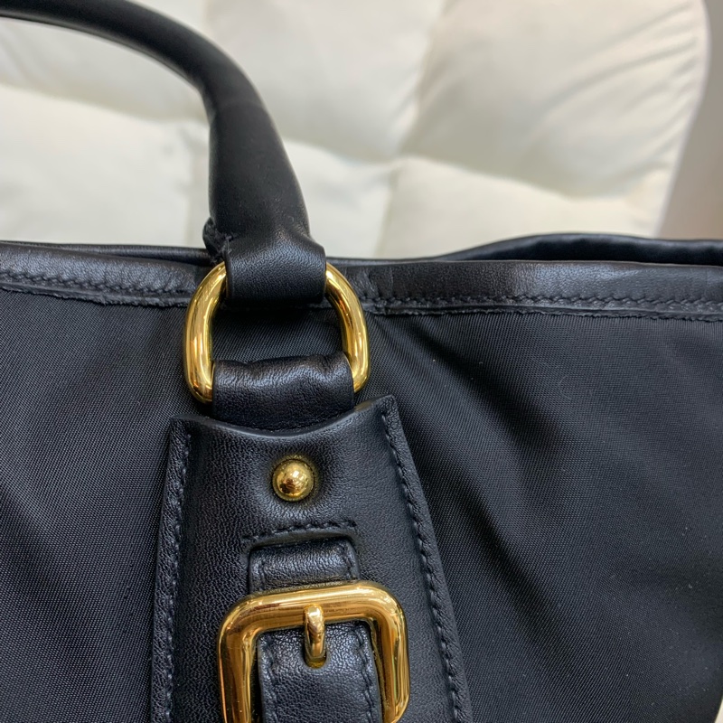 Prada 黑色降傘布料 金扣 2way 手拎斜背包 XB530-30