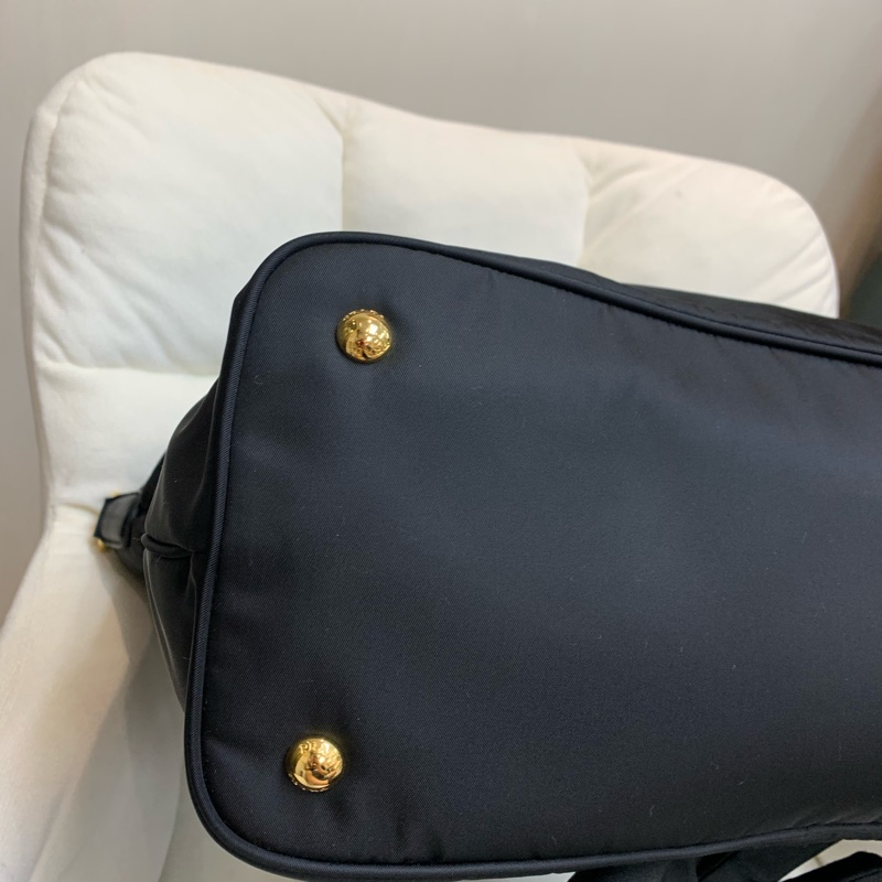 Prada 黑色降傘布料 金扣 2way 手拎斜背包 XB530-31