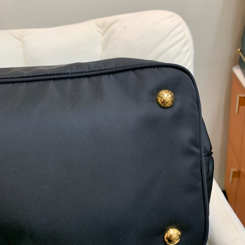 Prada 黑色降傘布料 金扣 2way 手拎斜背包 XB530-32