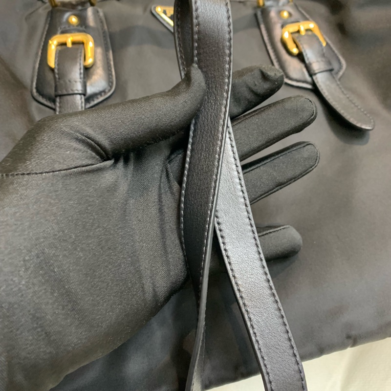 Prada 黑色降傘布料 金扣 2way 手拎斜背包 XB530-36