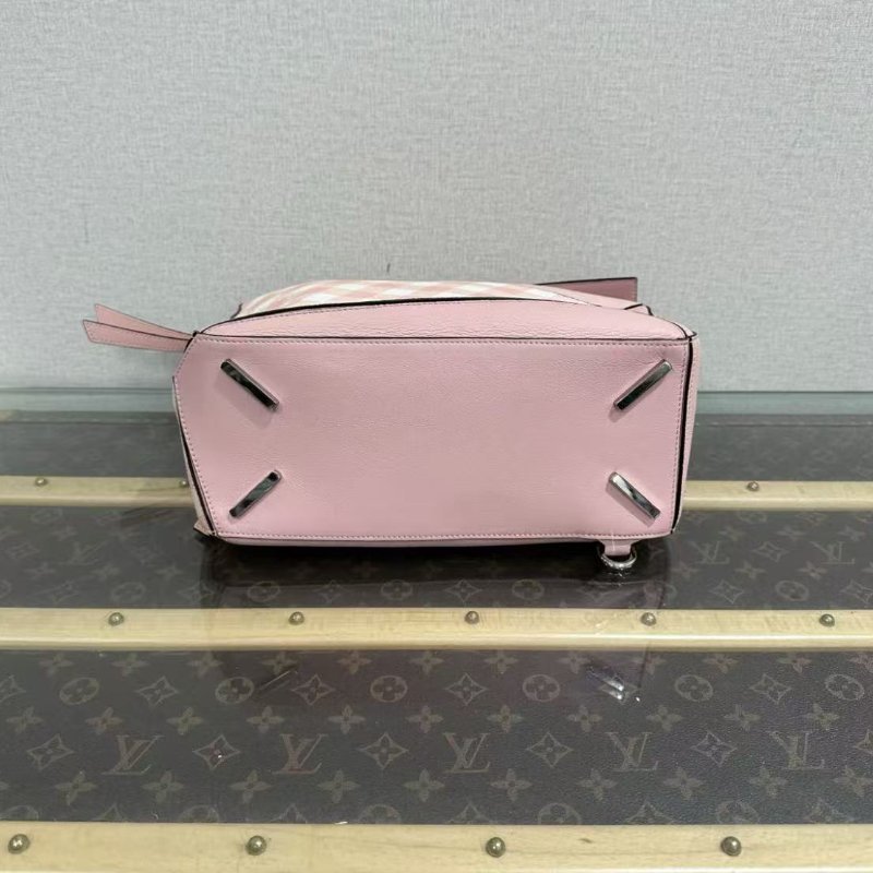 LOEWE 拼圖中號粉色銀扣肩背斜背包 28*18*12 98新配件塵袋-3