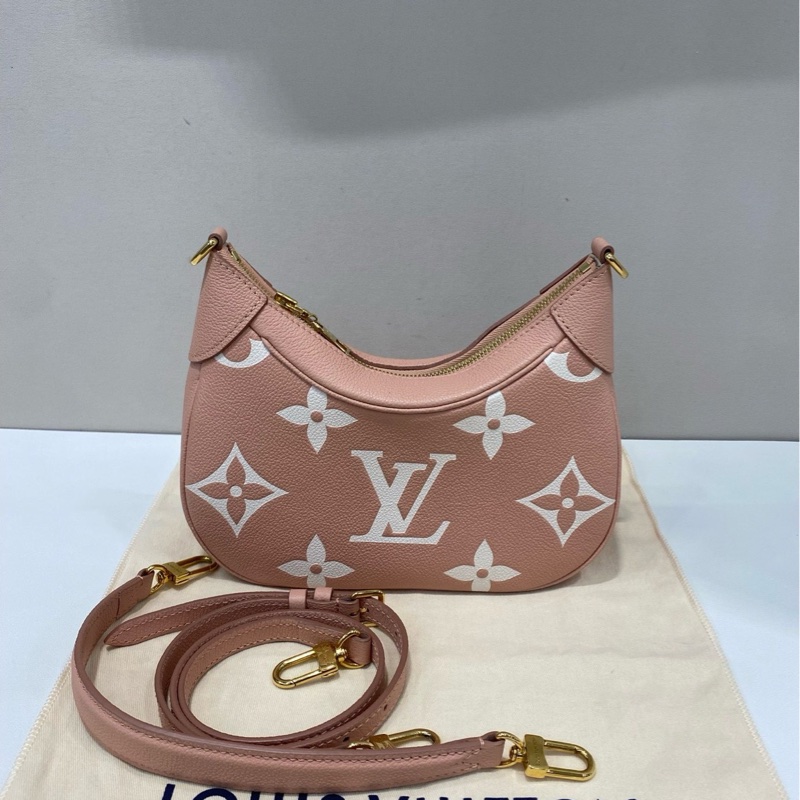 LV 路易威登 Bagatelle粉紅草莓牛奶牛角包可拆卸可調節肩帶壓紋粒面牛皮牛角包、法棍包-0