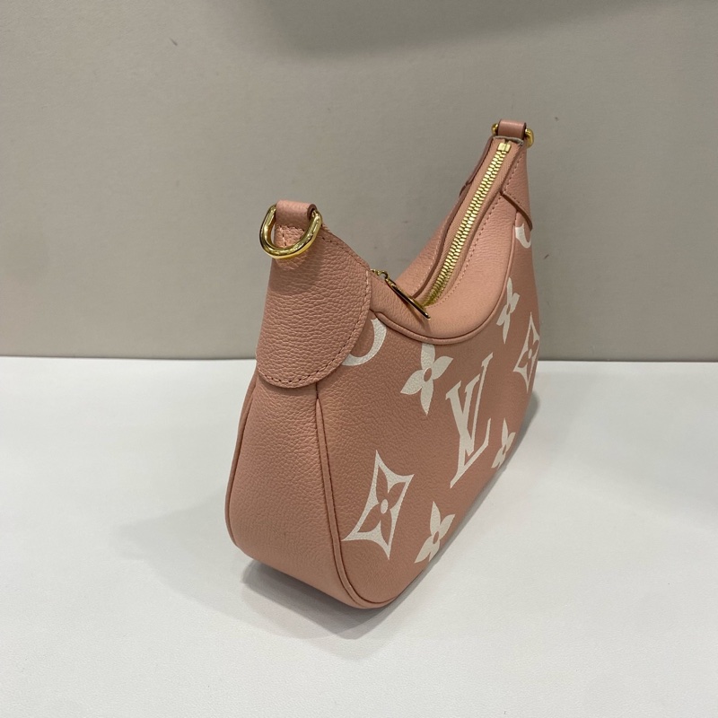 LV 路易威登 Bagatelle粉紅草莓牛奶牛角包可拆卸可調節肩帶壓紋粒面牛皮牛角包、法棍包-2