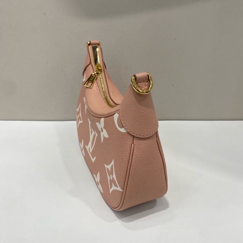 LV 路易威登 Bagatelle粉紅草莓牛奶牛角包可拆卸可調節肩帶壓紋粒面牛皮牛角包、法棍包-3