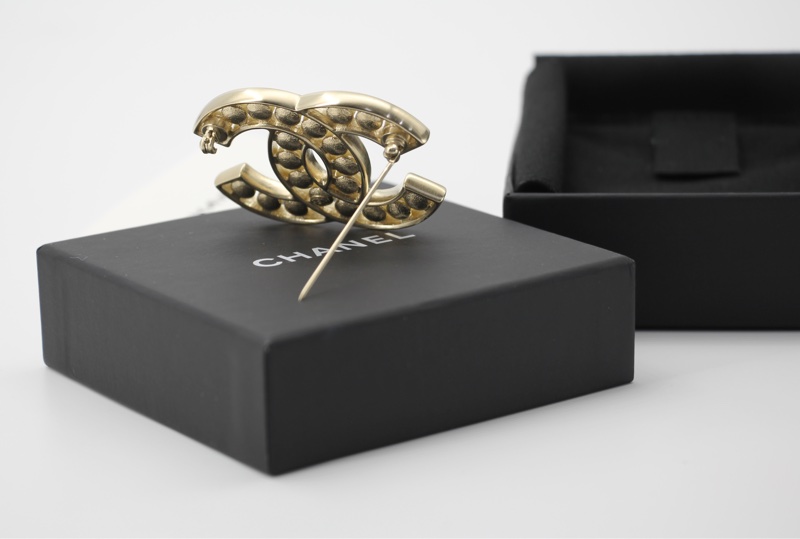 Chanel B19V仿珍珠粒粒金屬邊框CC胸針-5