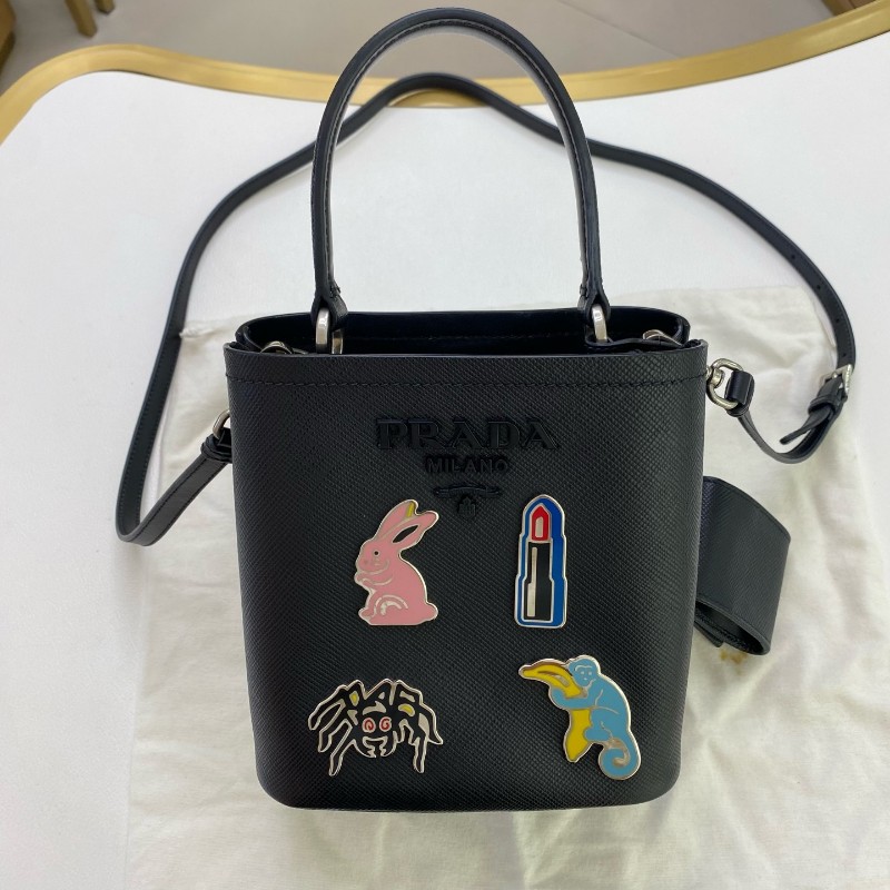 Prada普拉達黑色徽章水桶包 十字紋牛皮肩背包-0