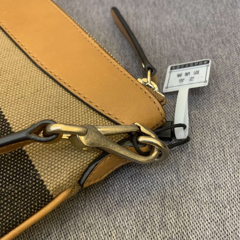 Burberry/巴寶莉/經典格子斜挎包/尺寸:26x17-4