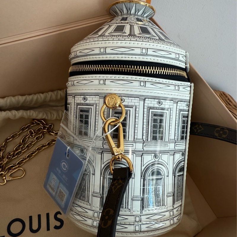 絕版真品 LV&Fornasetti聯名CANNES白色羅浮宮發財桶M59143-5
