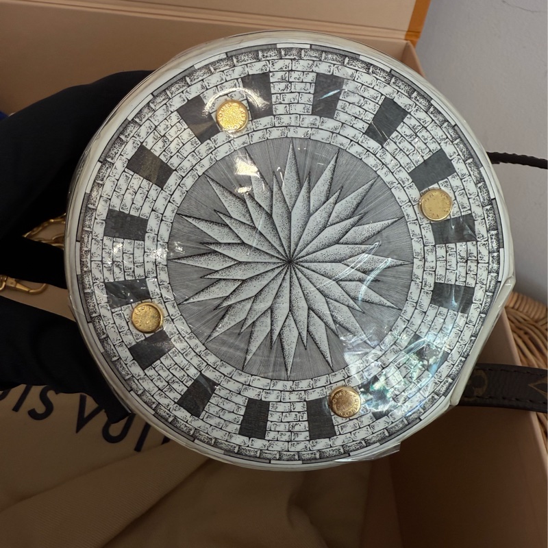 絕版真品 LV&Fornasetti聯名CANNES白色羅浮宮發財桶M59143-6