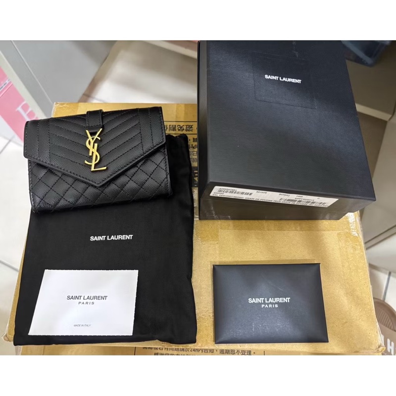 YSL Monogram 黑金魚子醬菱格V型縫線信封式零錢卡包短夾-0