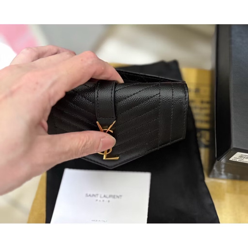 YSL Monogram 黑金魚子醬菱格V型縫線信封式零錢卡包短夾-2