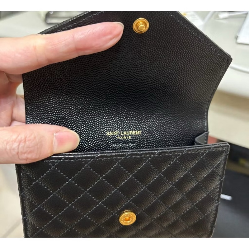 YSL Monogram 黑金魚子醬菱格V型縫線信封式零錢卡包短夾-3
