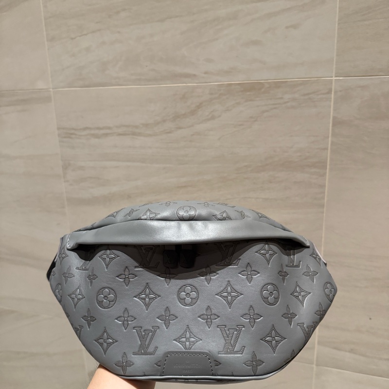 LV 壓紋老花腰包-0