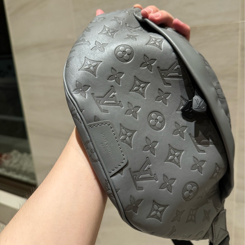 LV 壓紋老花腰包-7