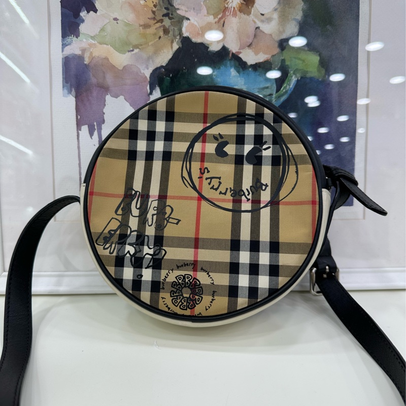 Burberry巴寶莉格紋塗鴉圓餅斜背包，99新，實用可以放手機-1