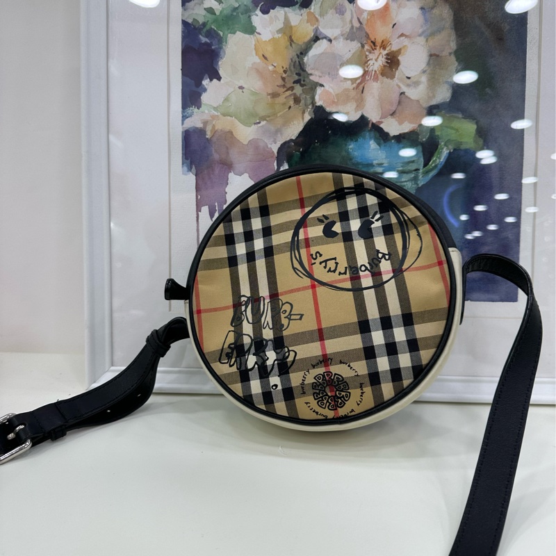 Burberry巴寶莉格紋塗鴉圓餅斜背包，99新，實用可以放手機-2