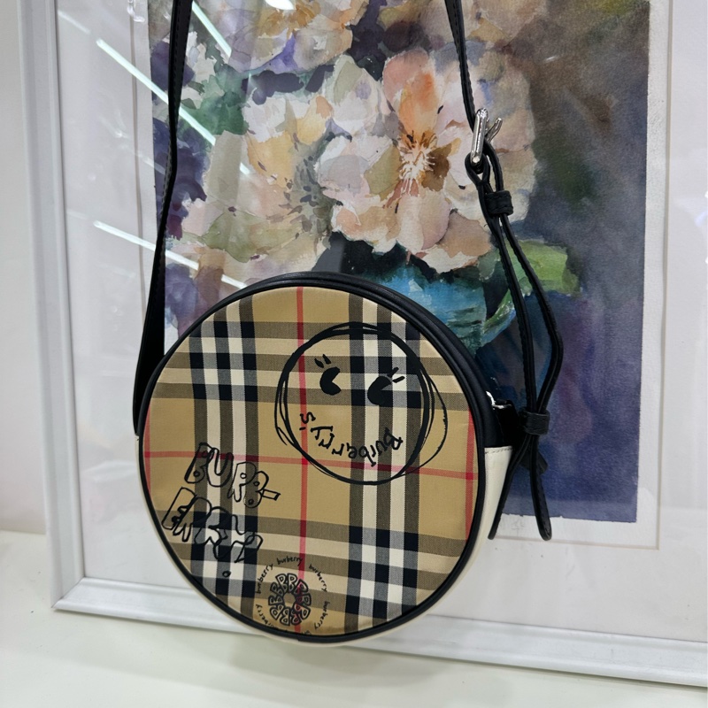 Burberry巴寶莉格紋塗鴉圓餅斜背包，99新，實用可以放手機-3