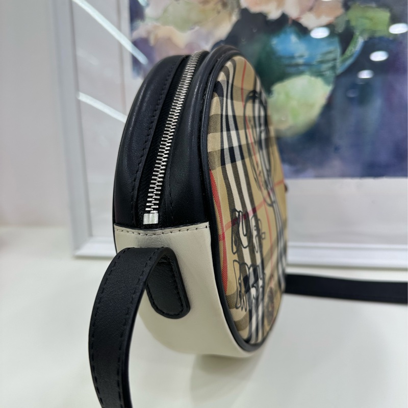 Burberry巴寶莉格紋塗鴉圓餅斜背包，99新，實用可以放手機-4