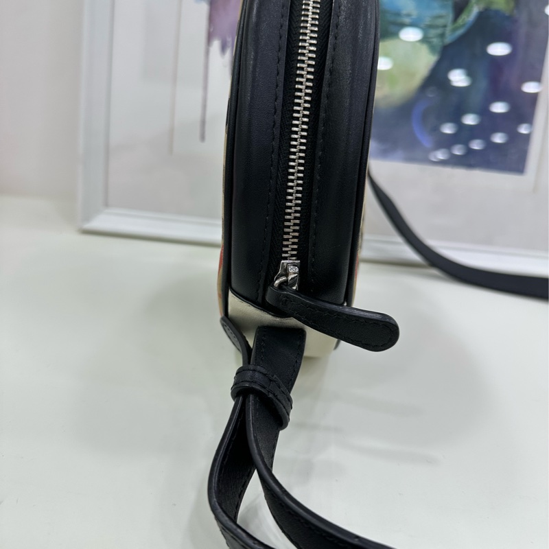 Burberry巴寶莉格紋塗鴉圓餅斜背包，99新，實用可以放手機-5