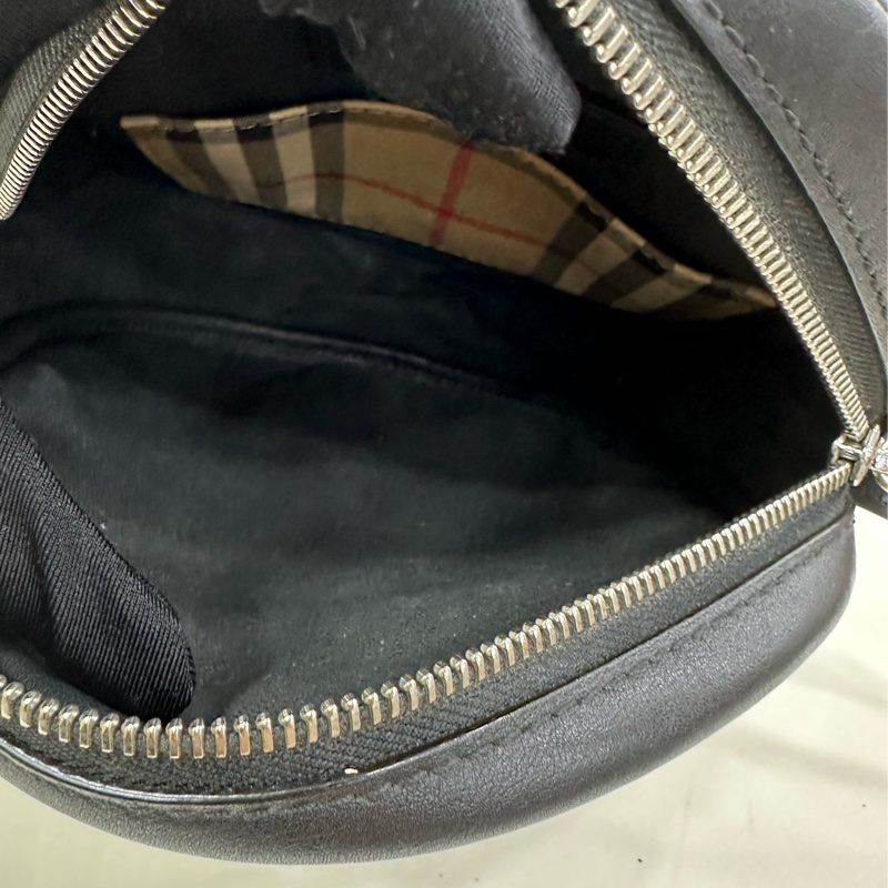 Burberry巴寶莉格紋塗鴉圓餅斜背包，99新，實用可以放手機-6