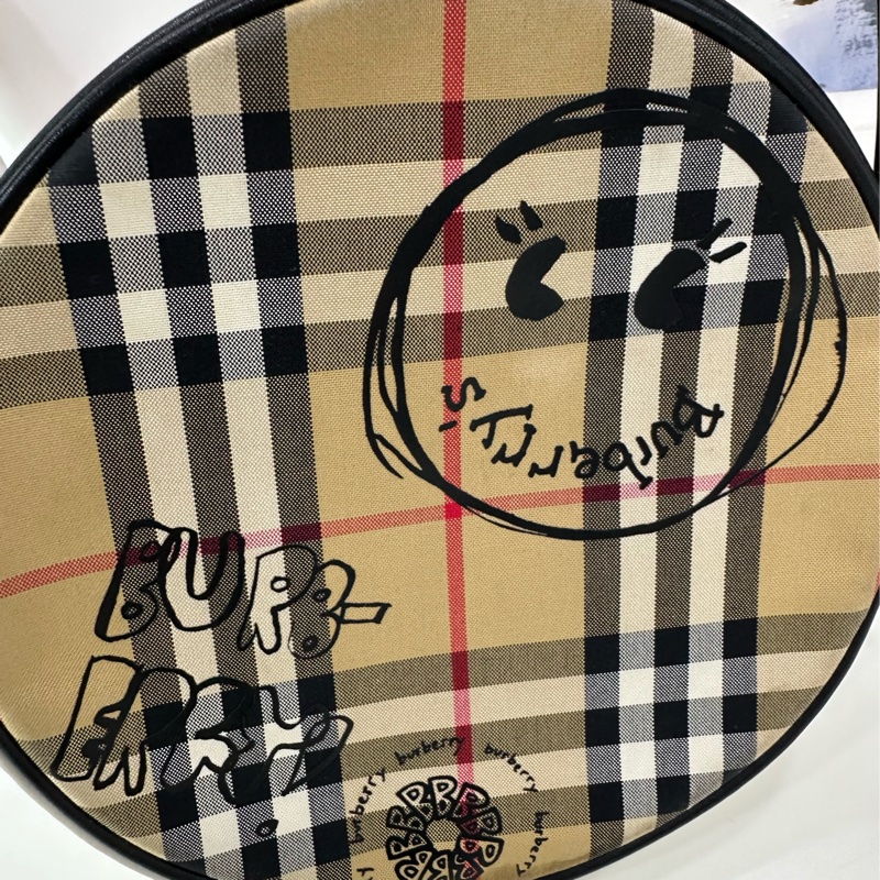 Burberry巴寶莉格紋塗鴉圓餅斜背包，99新，實用可以放手機-7