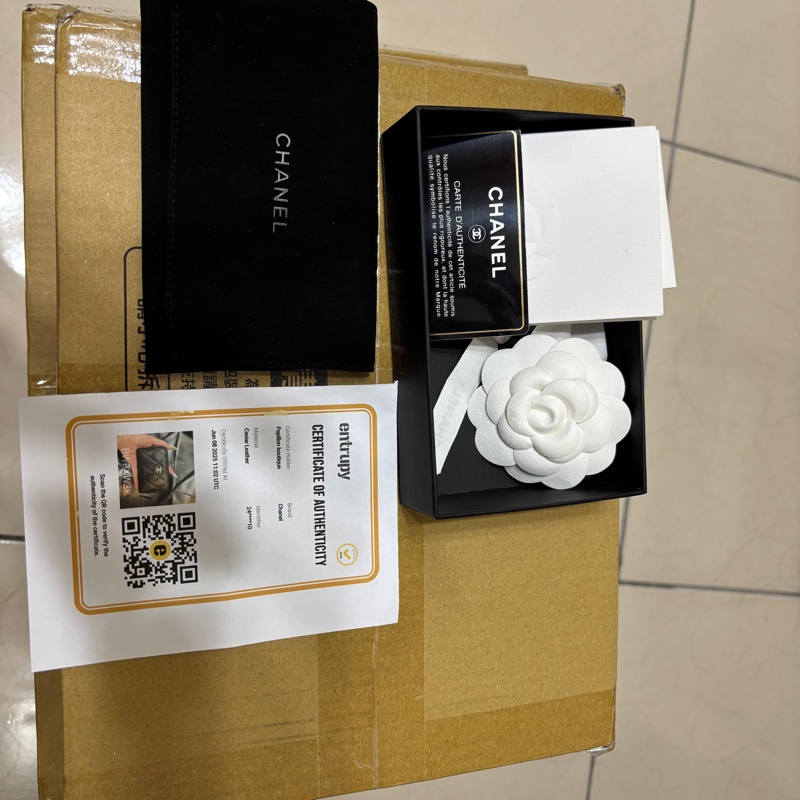 Chanel 黑色銀扣ㄇ字型拉鍊零錢包-6