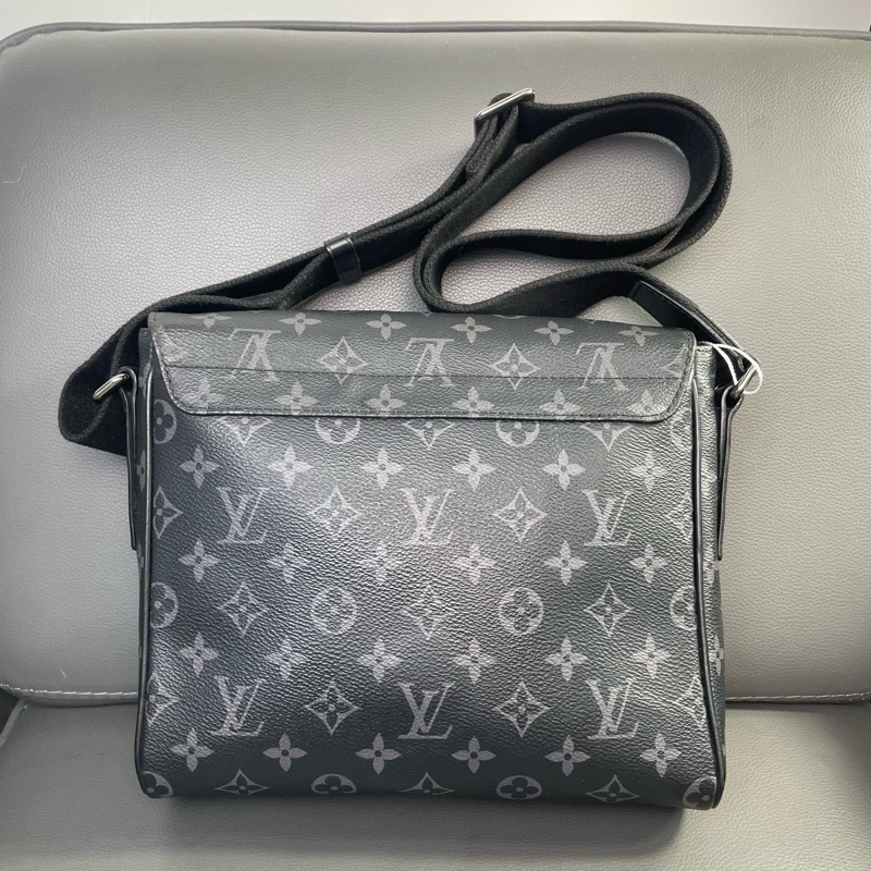 LV 黑武士翻蓋郵差包 尺寸約：25*22.5*7~-1