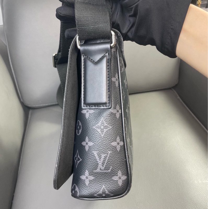 LV 黑武士翻蓋郵差包 尺寸約：25*22.5*7~-2