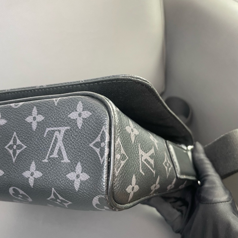 LV 黑武士翻蓋郵差包 尺寸約：25*22.5*7~-5