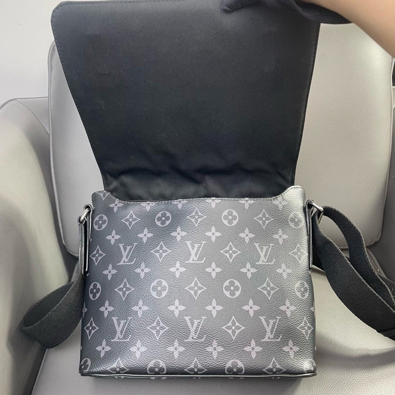 LV 黑武士翻蓋郵差包 尺寸約：25*22.5*7~-6