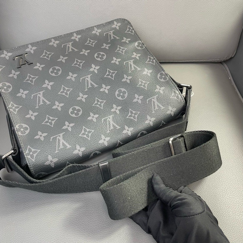 LV 黑武士翻蓋郵差包 尺寸約：25*22.5*7~-7