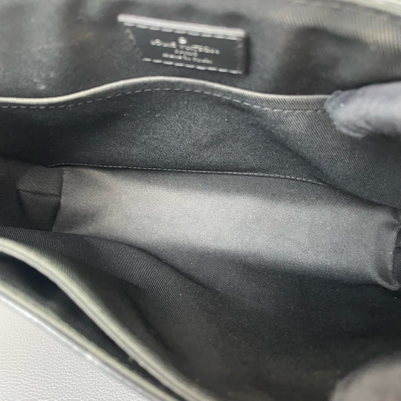 LV 黑武士翻蓋郵差包 尺寸約：25*22.5*7~-8