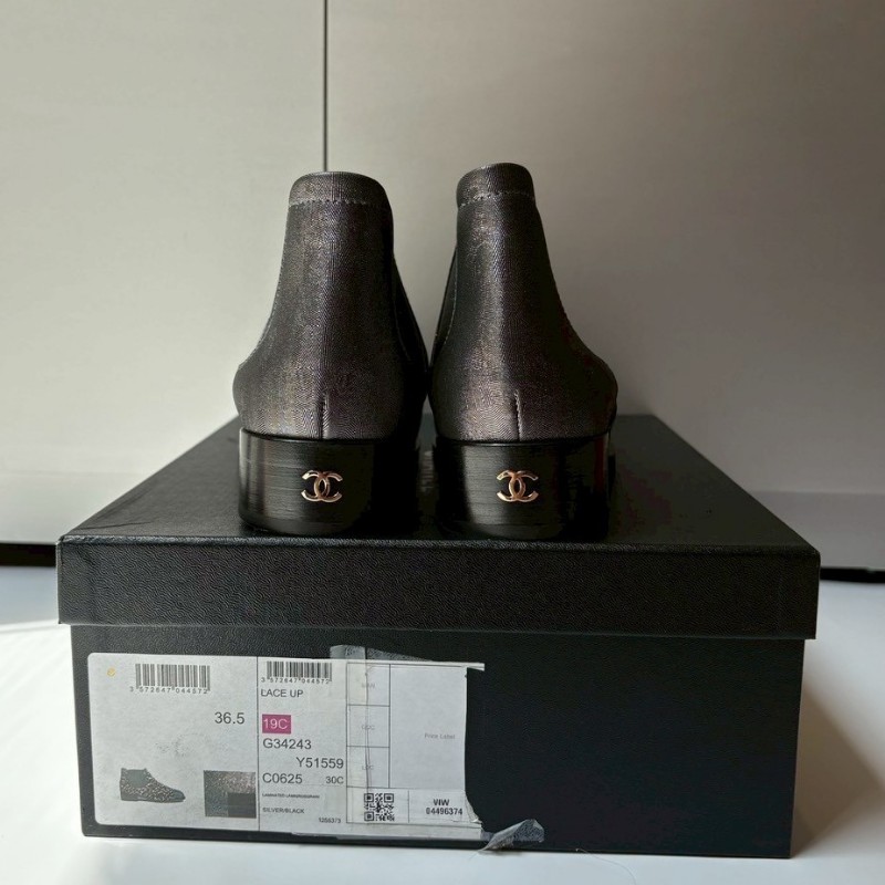 Chanel 黑頭銀灰皮革短靴-2