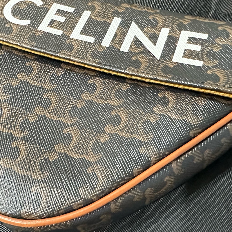 CELINE老花三角包-16