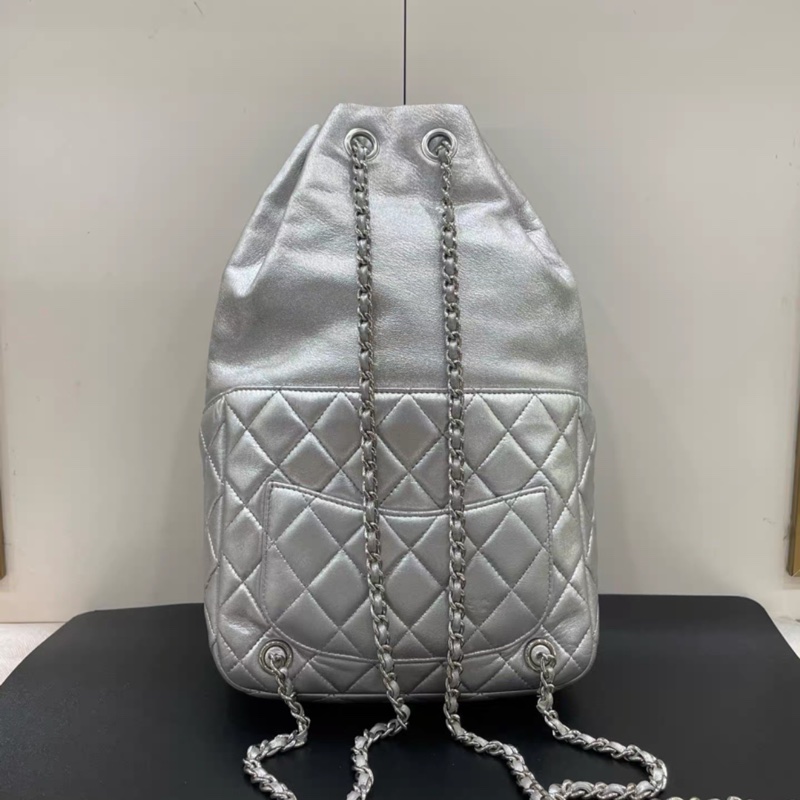 香奈兒/Chanel 銀色 雙肩背包 21開帶卡 金屬質感小羊皮 43.0 × 23 × 9.0 cm-1