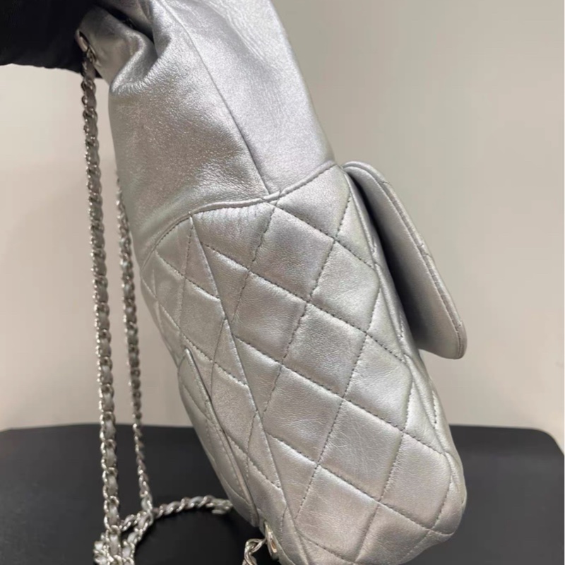 香奈兒/Chanel 銀色 雙肩背包 21開帶卡 金屬質感小羊皮 43.0 × 23 × 9.0 cm-2