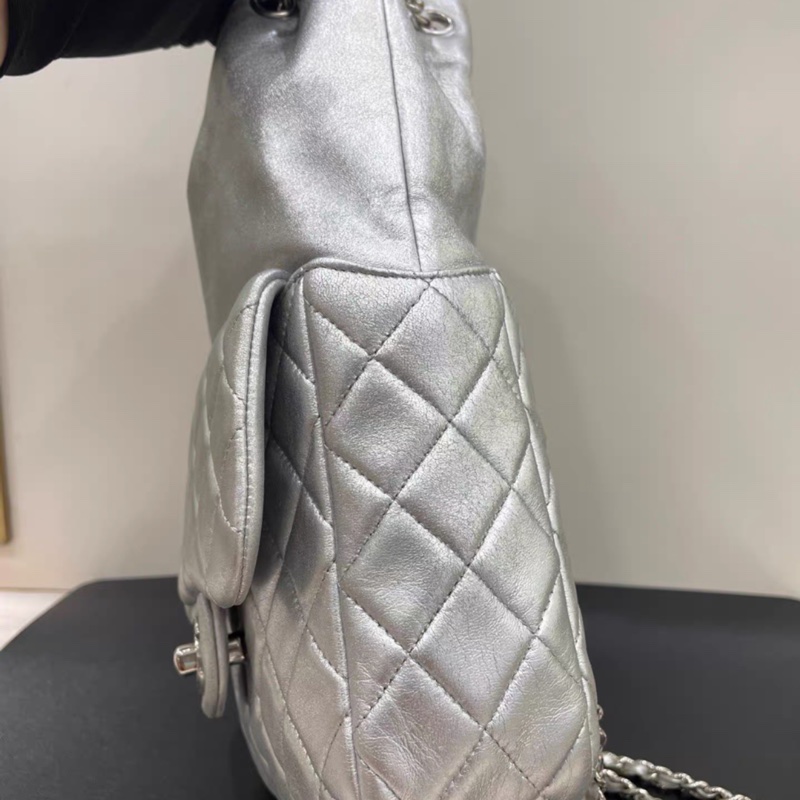 香奈兒/Chanel 銀色 雙肩背包 21開帶卡 金屬質感小羊皮 43.0 × 23 × 9.0 cm-3